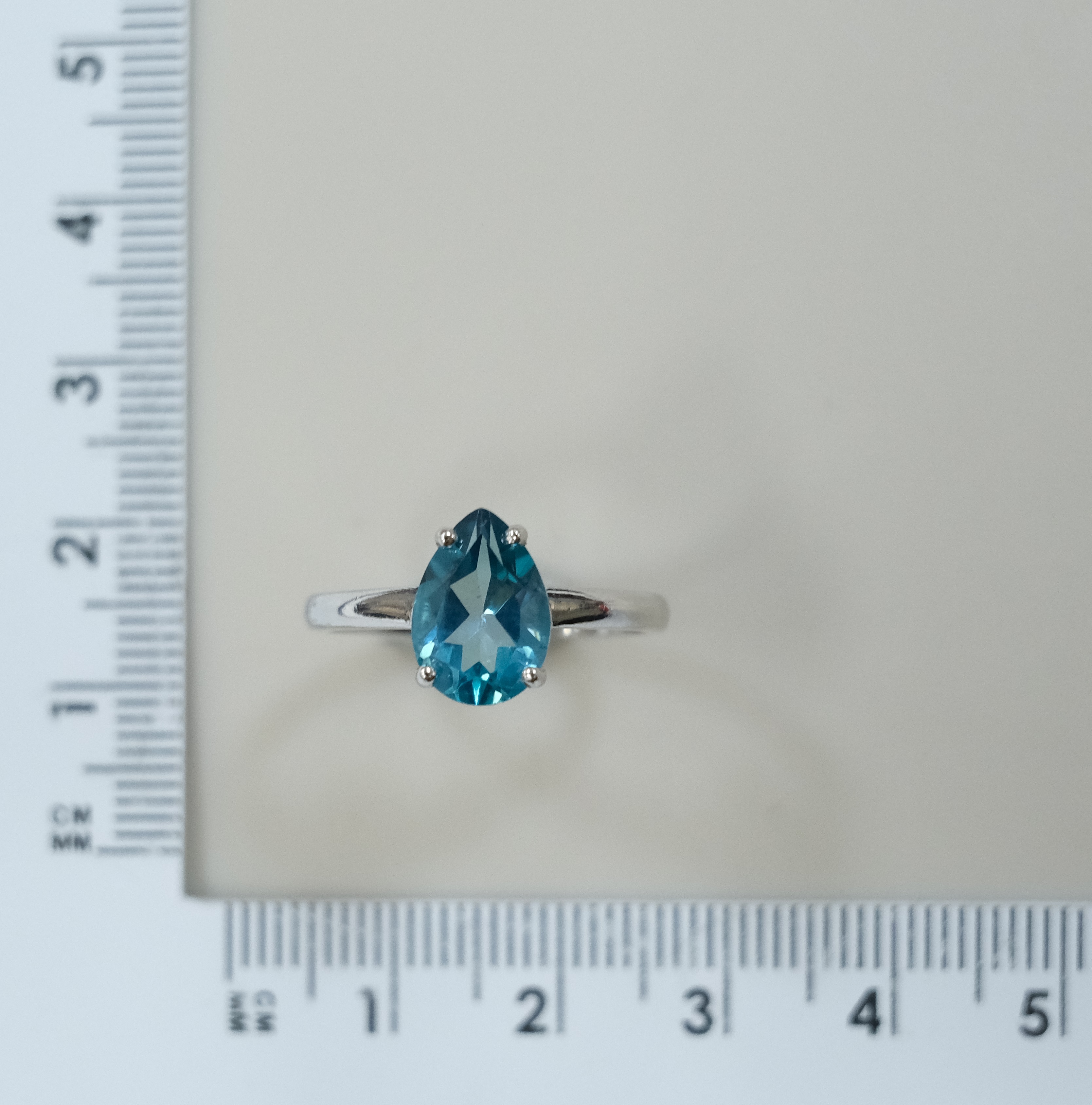 Серебряное кольцо с топазом Параиба